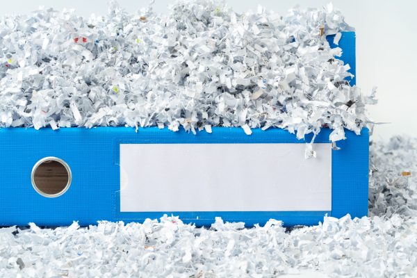 Una carpeta de color azul con blanco cubierta de papel, simbolizando la destrucción de archivo muerto cdmx de una oficina